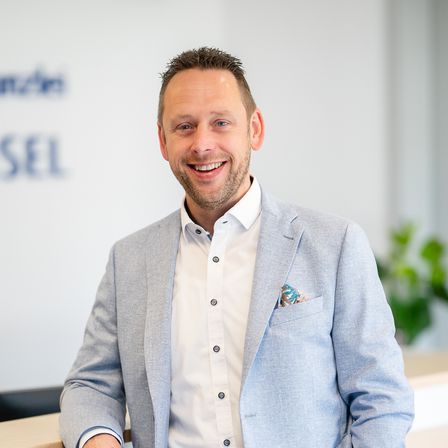 Der Inhaber der Kanzlei ist ein Junger Mann.